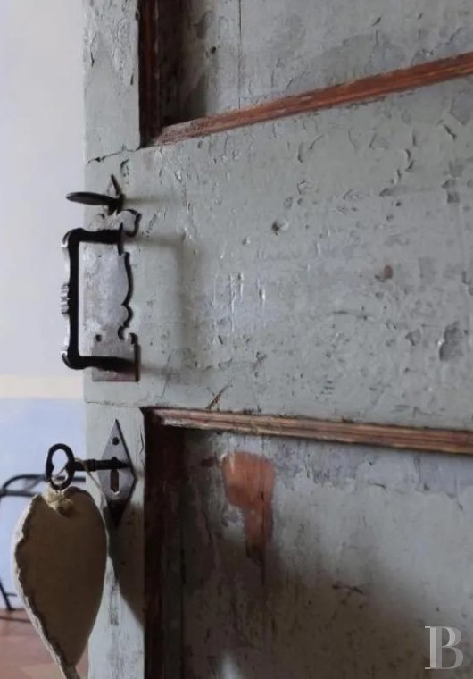 En Italie centrale, dans la région des Marches et à proximité d’Urbino, une ancienne ferme du 15e siècle dominant la campagne - photo  n°6